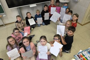 Pololetní vysvědčení ve II. B pololeti_-_foto.jpg